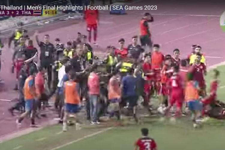 Pertandingan final SEA Games 2023 cabor sepakbola yang mempertemukan Indonesia vs Thailand sempat mengalami kericuhan setelah Irfan Jauhari mencetak gol pada babak perpanjangan waktu pertama.