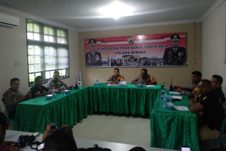 Kapolres Mimika AKBP Agung Marliato didampingi sejumlah perwira saat memberikan keterangan pers, Sabtu (29/12/2018)