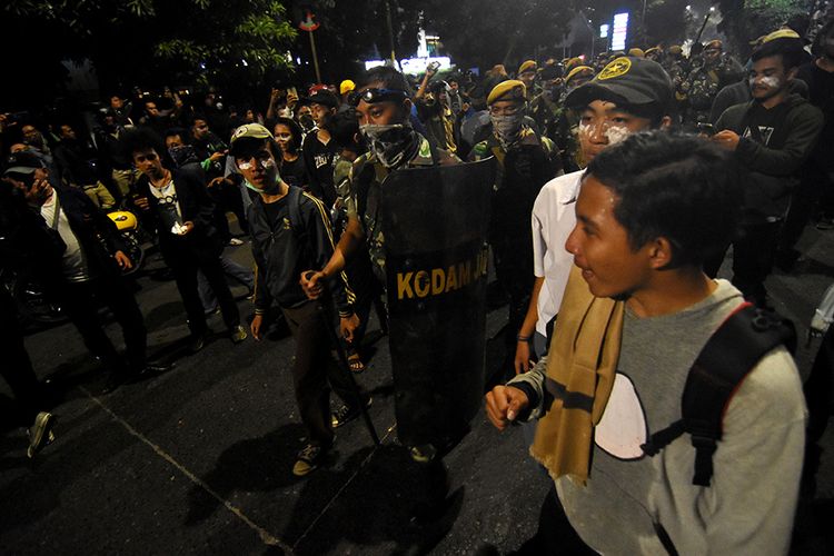 Personel TNI Kodam Jaya berusaha meredam pelajar yang terlibat kericuhan dengan polisi saat melakukan aksi unjuk rasa di kawasan Pejompongan, Jakarta, Rabu (25/9/2019). Demo yang melibatkan pelajar dari berbagai tingkatan menengah ke atas dan diwarnai kericuhan pada Rabu kemarin masih terkait aksi penolakan UU KPK dan RKUHP yang telah bergulir di sejumlah daerah sejak awal pekan.