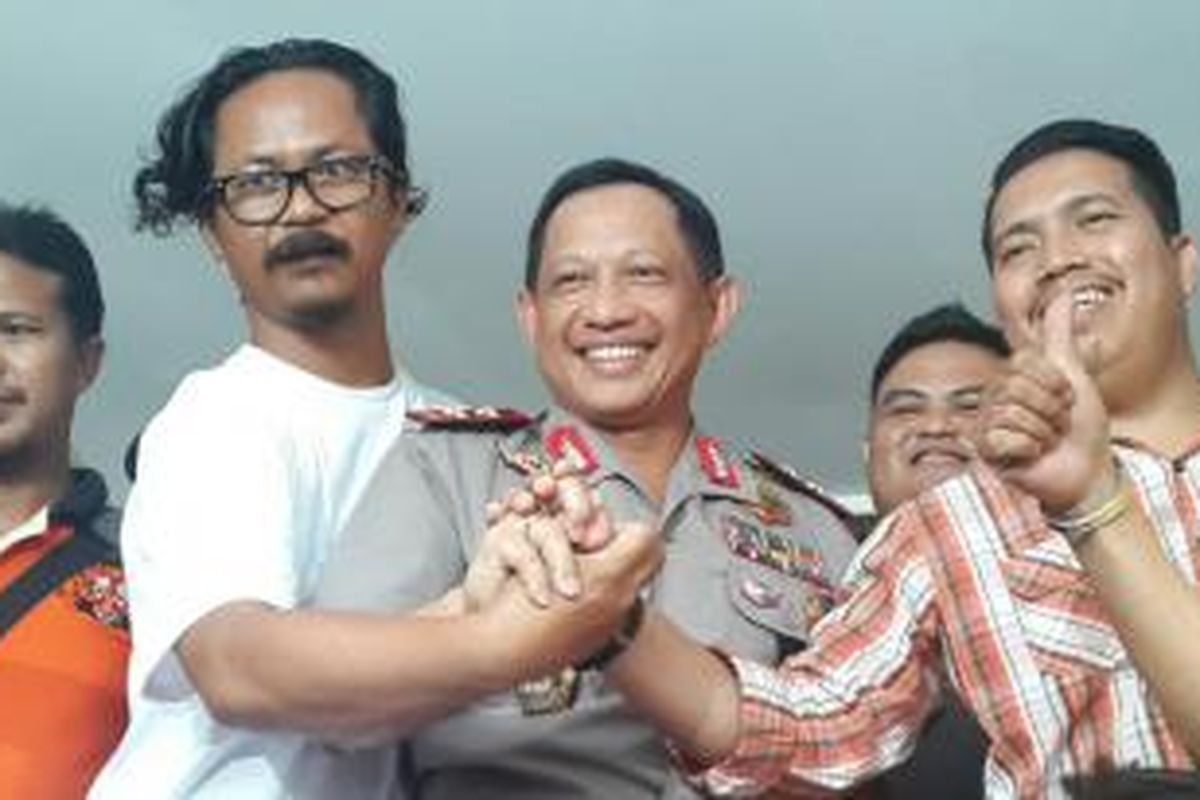 Perwakilan Viking, Heru Joko (kiri), Kapolda Metro Jaya Inspektur Jenderal Tito Karnavian (tengah) dan Ketua The Jak Mania Richard Ahmad usai menggelar rapat final Piala Presiden 2015 di Mapolda Metro Jaya, Jakarta, Selasa (13/10/2015).