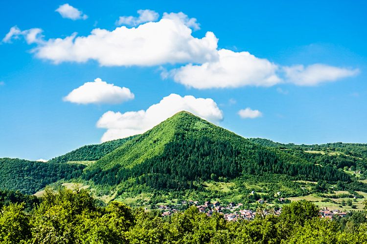 Bukit Berbentuk Piramida di Negara Bosnia.
