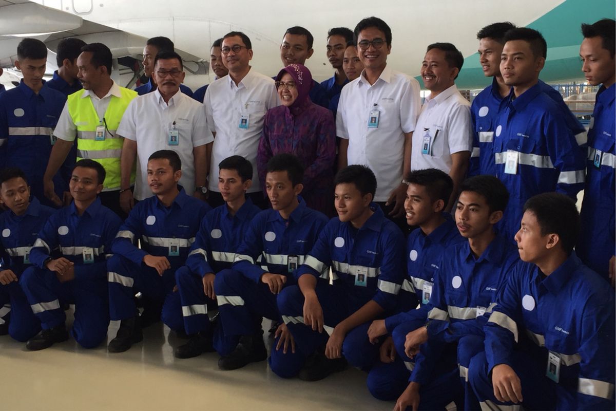 Wali Kota Surabaya Tri Rismaharini foto bersama 24 pemuda lulusan Akademi Teknik Keselamatan Penerbangan (ATKP) Surabaya yang diterima bekerja di Garuda Maintenance Facility (GMF) Aero Asia di Bandara Soekarno-Hatta, Rabu (19/7/2017).