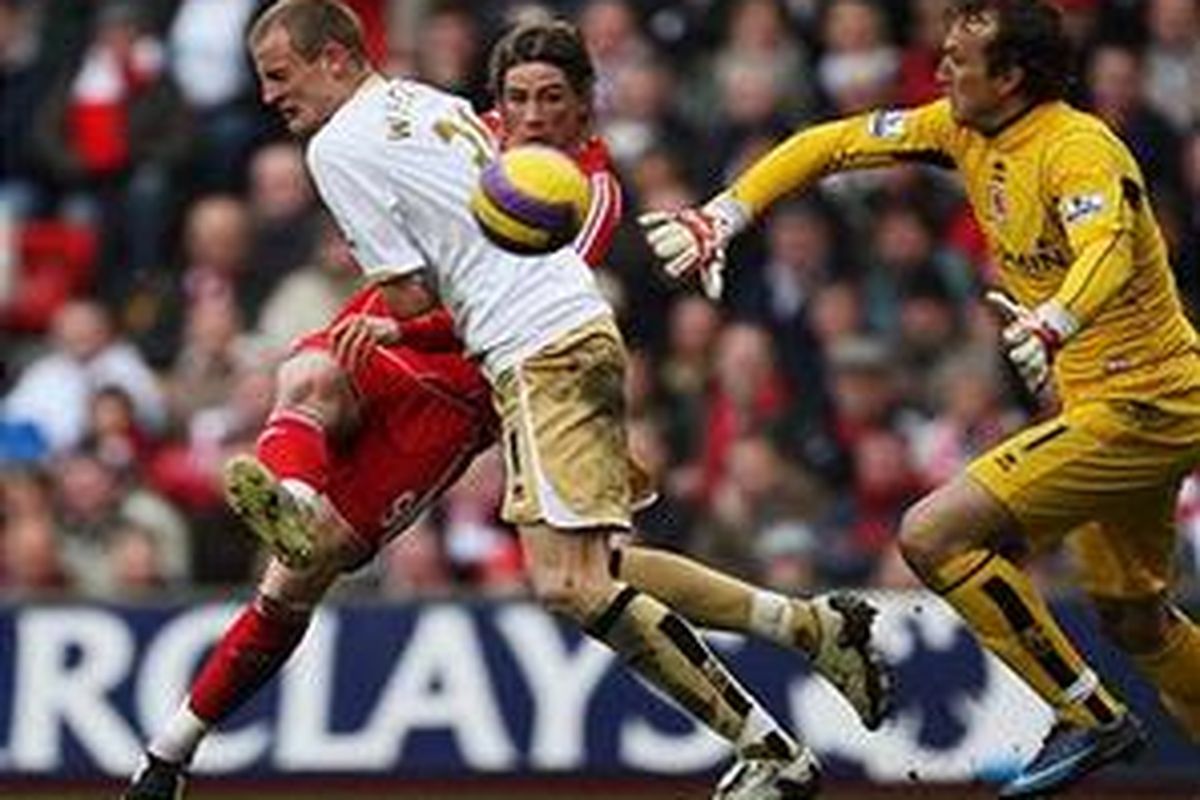 Fernando Torres melepaskan tembakan untuk mencetak gol ketiganya saat lawan Middlesbrough.