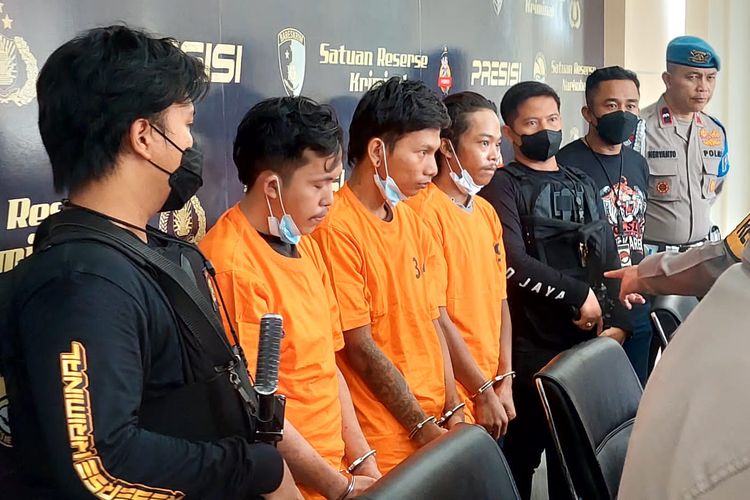 Konferensi pers pengungkapan kasus pembunuhan pria bertato Joker. Rilis berlangsung di Polres Metro Jakarta Barat pada Sabtu (31/12/2022).