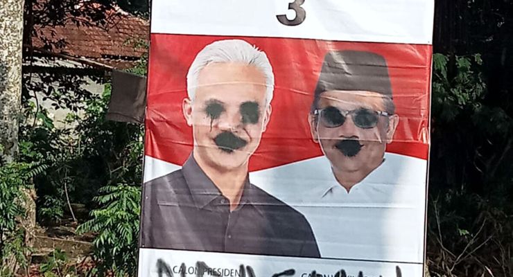 Belasan Baliho Ganjar-Mahfud di Blitar Dicoret dengan Kata “Ndasmu!”