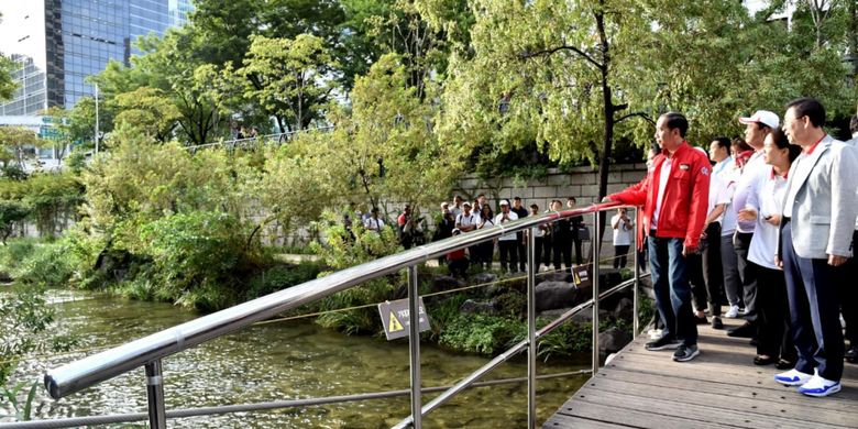 Presiden Joko Widodo saat menyusuri Sungai Cheonggyecheon, Seoul, Korea Selatan, Selasa (11/9/2018). (Dok: Biro Pers, Media dan Informasi Sekretariat Presiden)