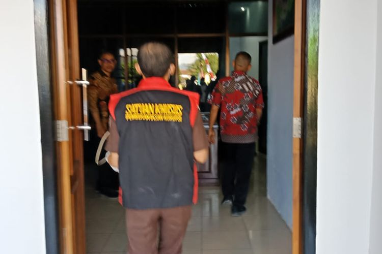 Tim penyidik Kejaksaan Negeri (Kejari) Dompu saat menggeledah 2 OPD lingkup Pemkab Dompu, Kamis (28/7/2022).