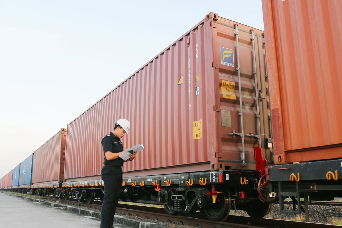 Bea cukai akan terus mempercepat proses penyelesaian kontainer yang tertahan di Pelabuhan Tanjung Priok dan Tanjung Perak.