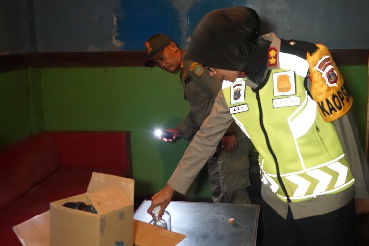 Kapolres Gunungkidul AKBP Ary Murtini melakukan razia lokasi yang disinyalir untuk penjualan miras ilegal, Kamis (31/10/2024) malam