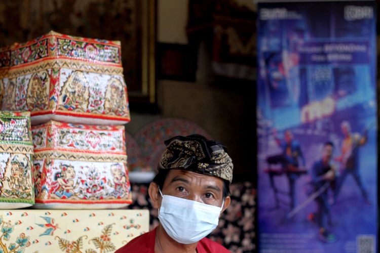 Wayan Pande Sumantra pemilik UMKM Sinar Pande Rumah Wayang Kamasan, di Klungkung, Bali.