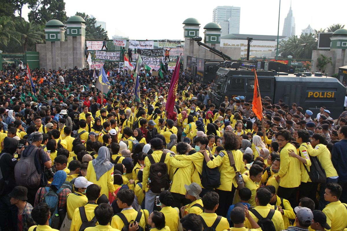 Ribuan Mahasiswa melakukan aksi demo di Depan Gedung DPR/MPR, Jalan Gatot Subroto, Senayan, Jakarta Pusat, Senin (23/9/2019). Mereka menolak pengesahan RKUHP.