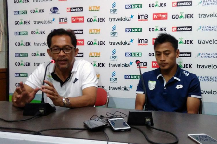 Pelatih Persela Lamongan Aji Santoso (kiri) dan Samsul Arif, selepas pertandingan lawan Persegres Gresik United.