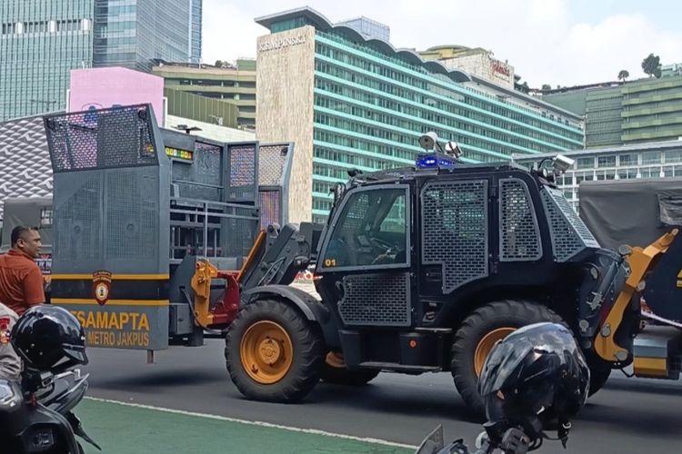 1 Unit Rantis Pengendali Massa Disiagakan di Bundaran HI Jelang Demo BEM UI Hari Ini