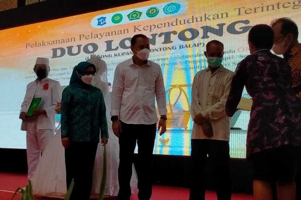 Wali Kota Surabaya Eri Cahyadi bersama Ketua Tim Penggerak (TP) PKK Kota Surabaya, meninjau langsung pelaksanaan nikah massal yang dimulai dengan Sidang Isbat Nikah Terpadu dan dilanjutkan meninjau pelaksanaan Sidang Pencatatan Kelahiran, Kematian, Perkawinan dan Perceraian, serta Identitas Hukum lainnya, yang digelar di Gedung Convention Hall Arif Rahman Hakim Kota Surabaya, Kamis (23/12/2021). 