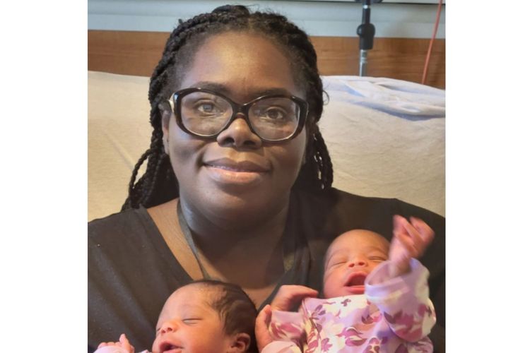 Alarcon tengah berpose bersama Kenzy dan Kenzley, dua bayi kembar yang dilahirkan ibu berusia 37 tahun ini untuk ketiga kalinya. Alarcon menjalani operasi caesar di Westchester Medical Center, Senin (25/4/2022).