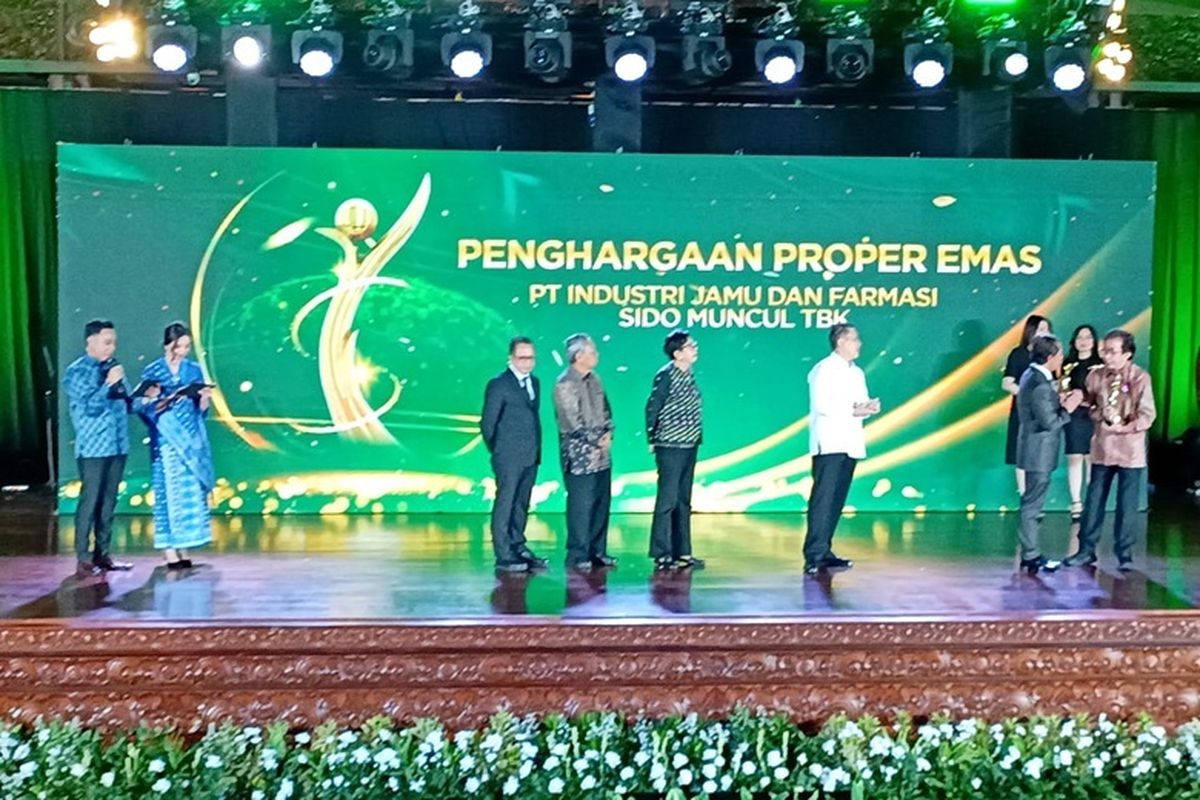 Sido Muncul meraih penghargaan Proper Emas 2024 dari Kementerian Lingkungan Hidup di Jakarta, Senin (24/2/2025). 