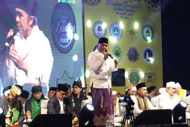 Pj Gubernur Banten Al Muktabar pada peringatan Haul Agung Sultan Maulana Hasanuddin mengingatkan masyarakat untuk menjunjung tinggi nilai-nilai keagamaan dan memperkokoh persatuan dalam keberagaman.