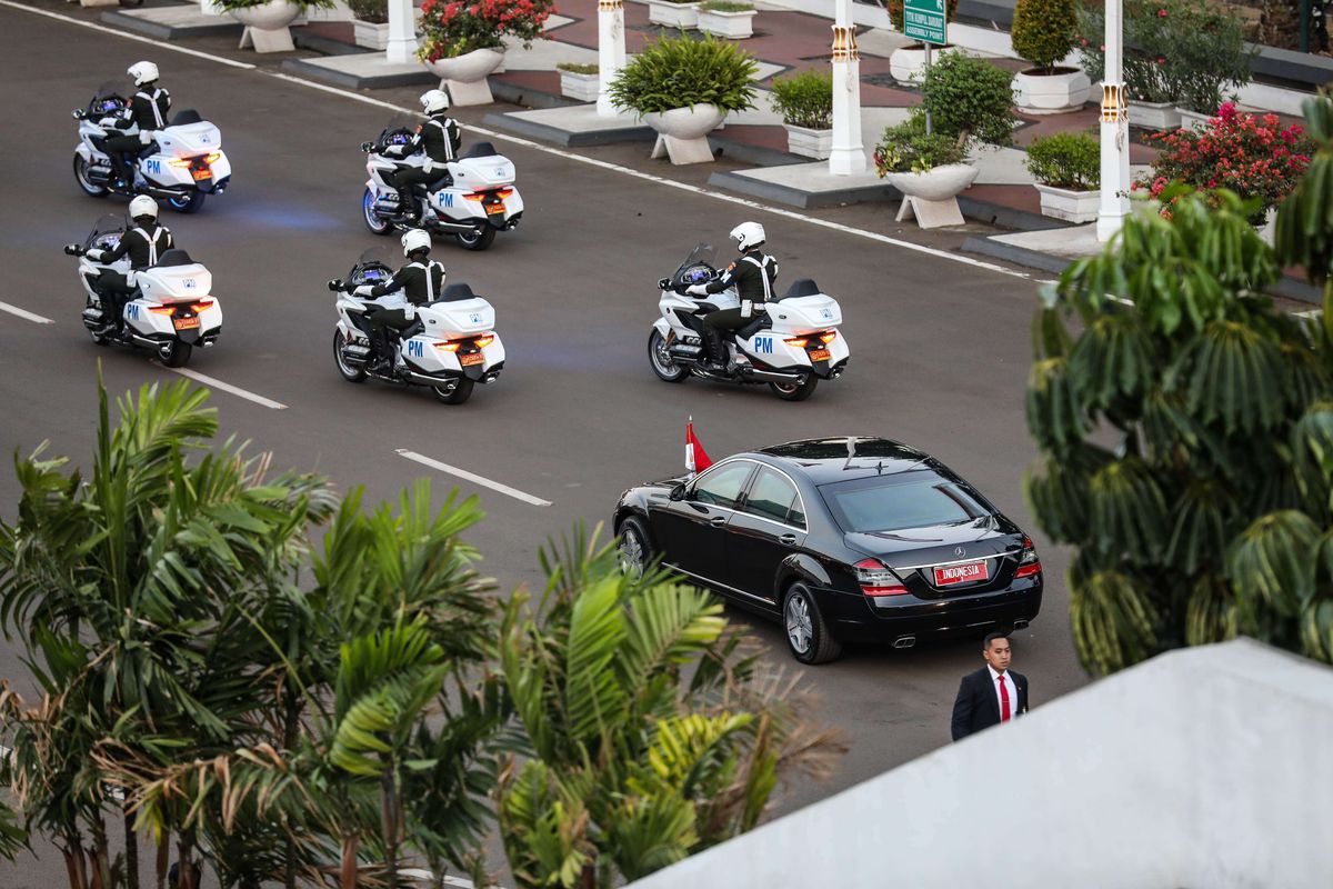 Iring-iringan mobil kepresiden, Joko Widodo meninggalkan Komplek Parlemen setelah pelantikan presiden dan wakil presiden di Senayan, Jakarta, Minggu (20/10/2019).