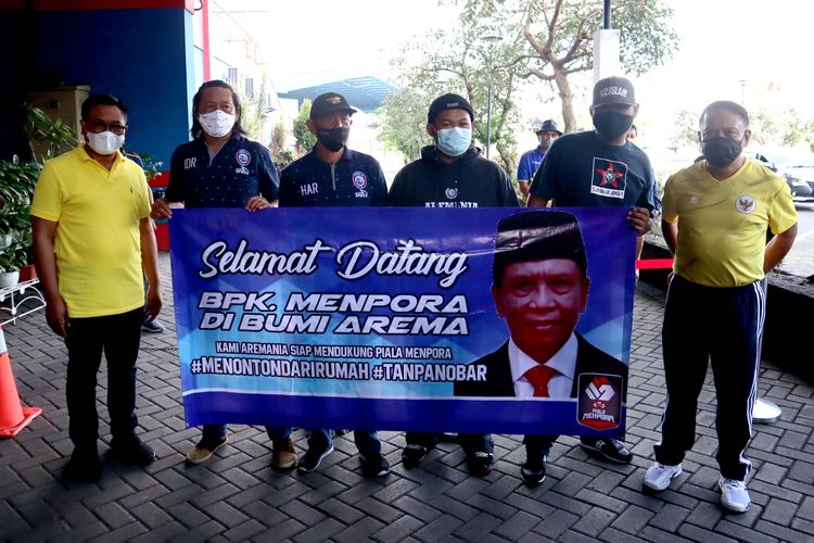 Aremania foto bersama Menteri Pemuda dan Olahraga (menpora) Zainudin Amali seusai kunjungan memantau pelaksanaan Piala Menpora 2021 di Stadion Gajayana Malang, Jawa Timur, Jumat (26/03/2021) pagi.