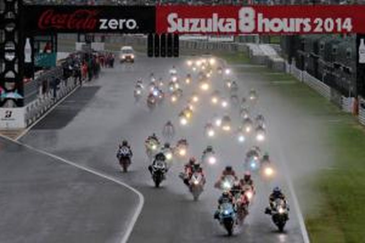 Suzuka 8-Hour Endurance Road Race 2014 dimulai dengan kondisi trek basah setelah diguyur hujan.