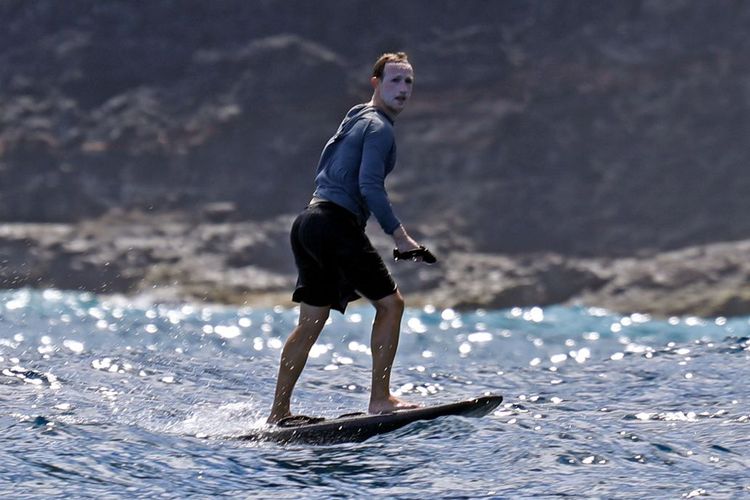 Foto Mark Zuckerberg sedang berselancar di Hawaii menjadi sorotan karena wajahnya yang tampak seperti Joker. Diberitakan, Zuckerberg mengenakan terlalu banyak tabir surya.