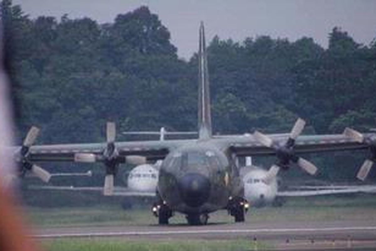 Pesawat Hercules C-130 sedang mendarat di landasan Halim Perdanakusuma, Minggu (13/5/2012). Pesawat milik Skuadron Udara 31 ini beberapa waktu lalu baru saja kembali ke Indonesia setelah perbaikan di Oklahoma Amerika Serikat.  