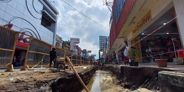 Lubang menganga galian proyek Malioboro-nya Tasikmalaya menghalangi akses keluar masuk kendaraan ke pertokoan diprotes para pedagang dan tukang parkir di Jalan HZ Mustofa Kota Tasikmalaya, Selasa (19/7/2022).