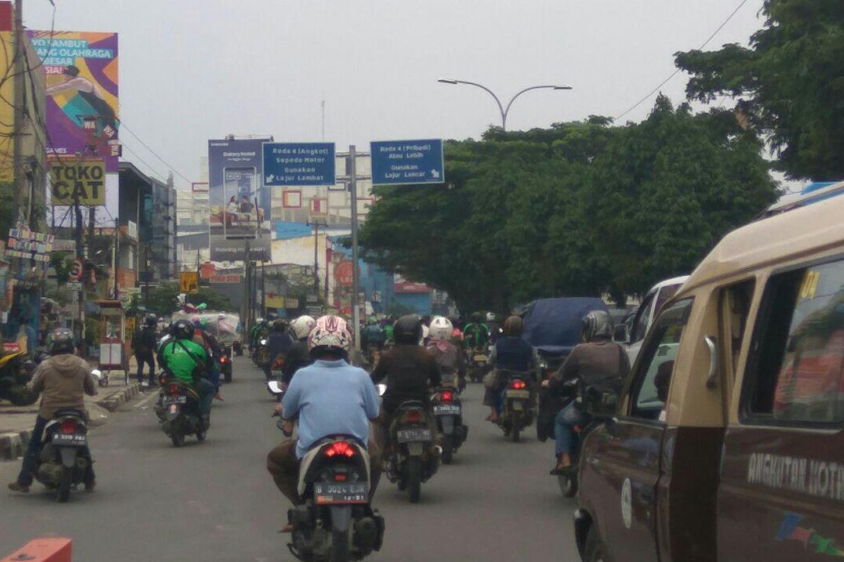 Kendaraan roda dua masih menggunakan jalur cepat yang diperuntukan bagi kendaraan pribadi roda empat di Jalan Margonda Raya, Depok, Kamis (15/2/2018).