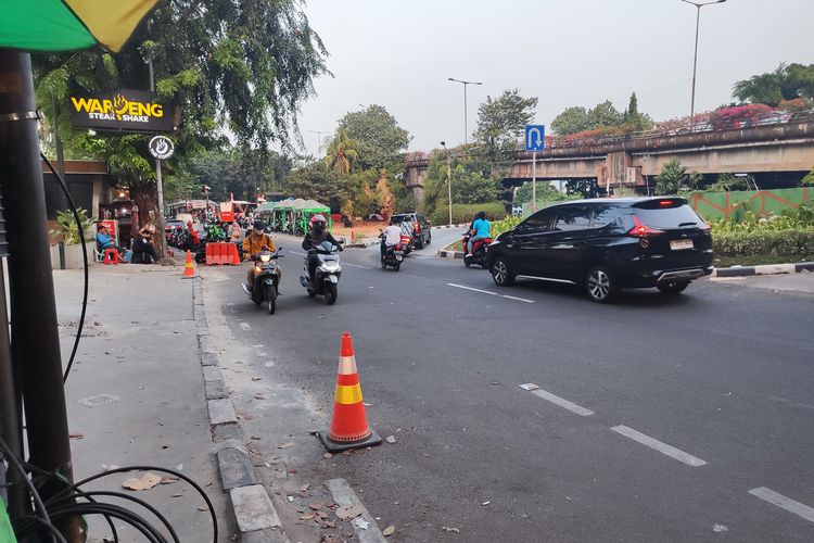 Pengendara motor kembali lawan arah setelah polisi yang bertugas pergi, di Jalan Lapangan Ros Utara, Tebet, Jakarta Selatan, Kamis (7/9/2023) sore. 