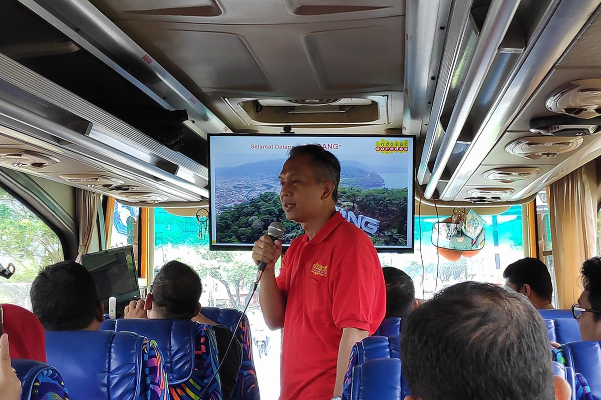 Head of Division Indosat area Sumatera, Selo Poernomo, saat menjelaskan titik uji coba jaringan di kota Padang, Sumatera Barat, Kamis (25/4/2019)