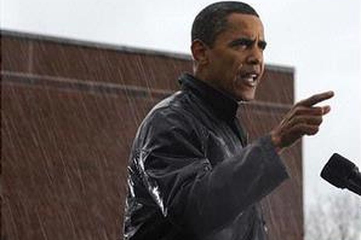 Di tengah guyuran hujan, Barack Obama menyampaikan pidato pada kampanyenya di Widener University, Chester, Pennsylvania, 28 Oktober 2008.