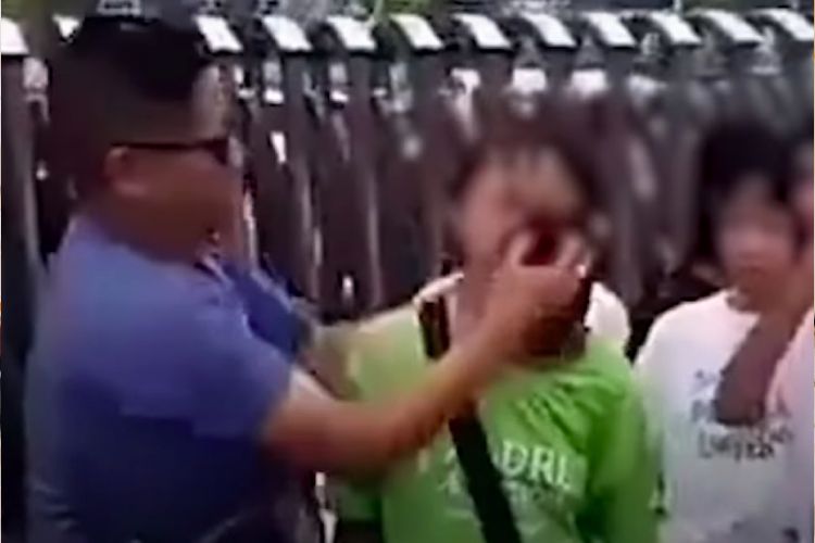 Seorang guru yang berada dalam video tengah mengelap seorang murid di SMP Provinsi Guizhou, China. Guru itu tengah menghapus makeup yang dikenakan para murid ketika mereka sampai di sekolah.