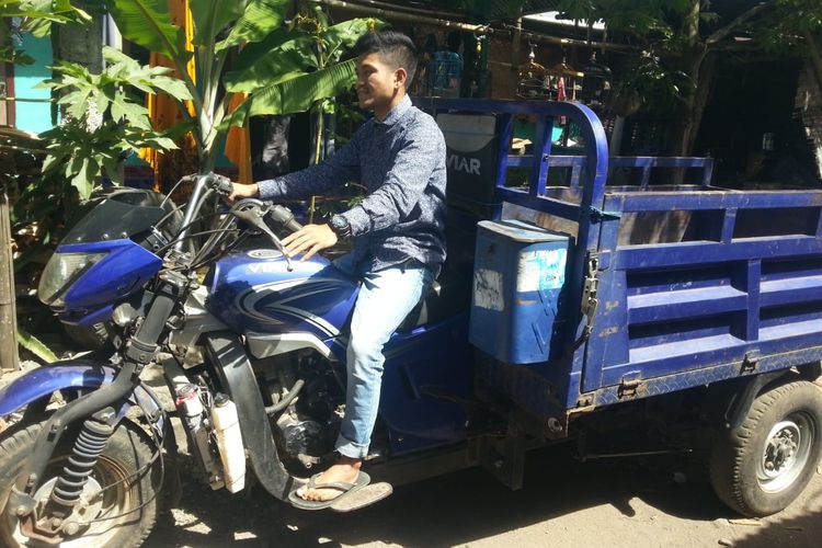 Aldi Irpan, mantan siswa SMAN 1 Sembalun, yang telah meraih kelulusannya, saat menjadi ojek wisata membantu kehidupan keluarga dan biaya sekolahnya.