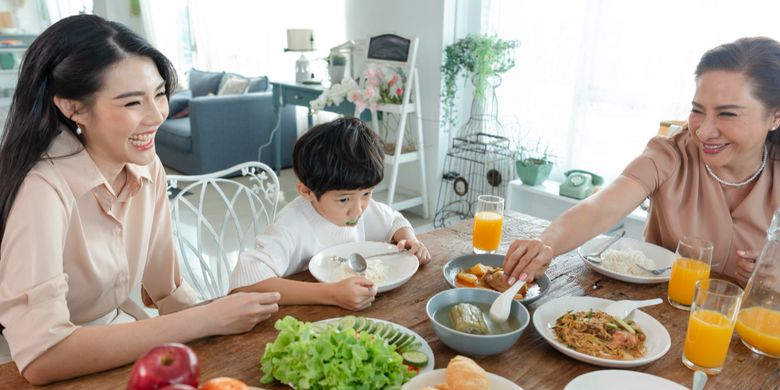 Ilustrasi anak makan bersama orangtua.