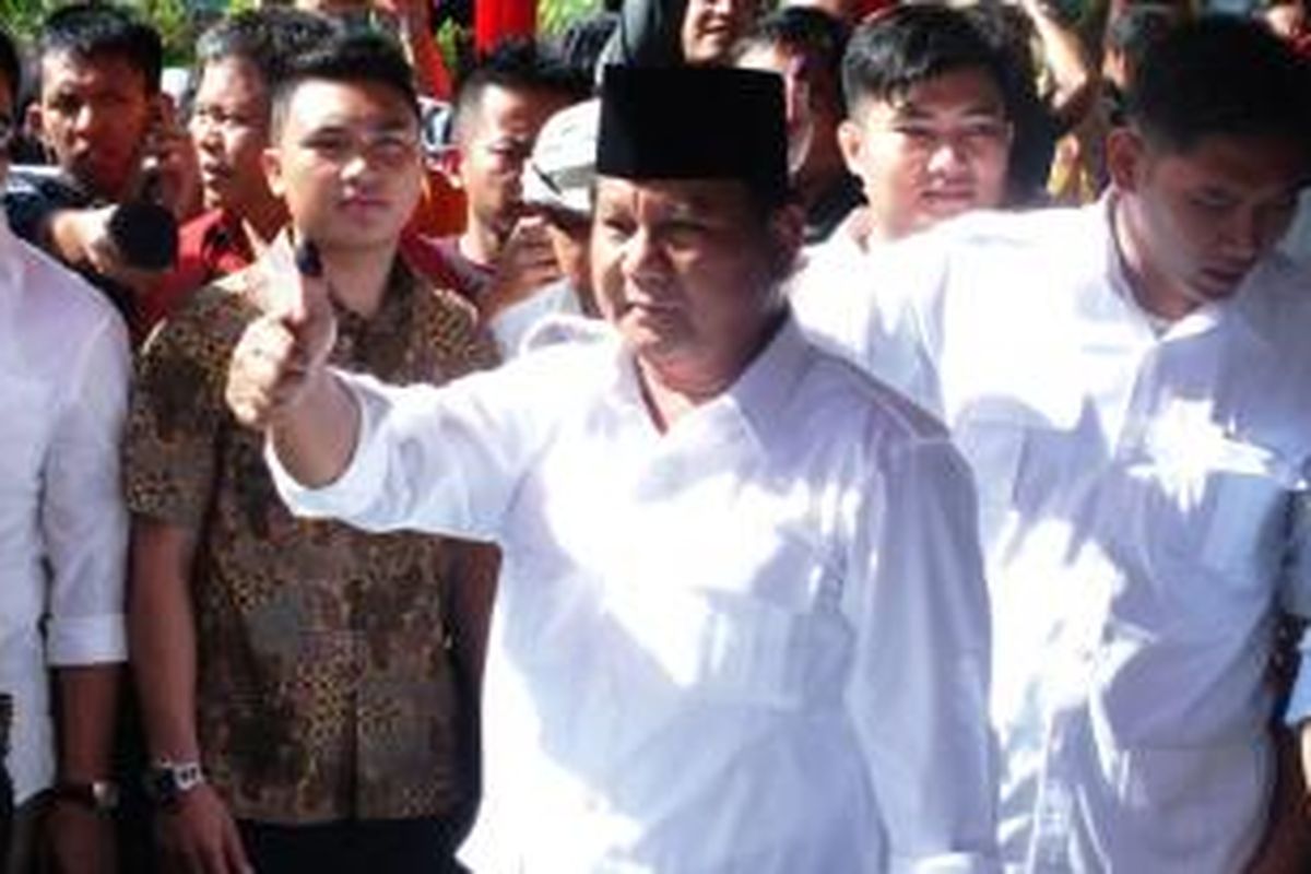 Ketua Dewan Pembina Partai Gerindra, Prabowo Subianto, usai mencoblos di TPS 02, di Desa Bojong Koneng, Kecamatan Babakan Madang, Kabupaten Bogor. Prabowo menunjukkan jempolnya, sebagai bukti bahwa dirinya telah menggunakan hak pilihnya.