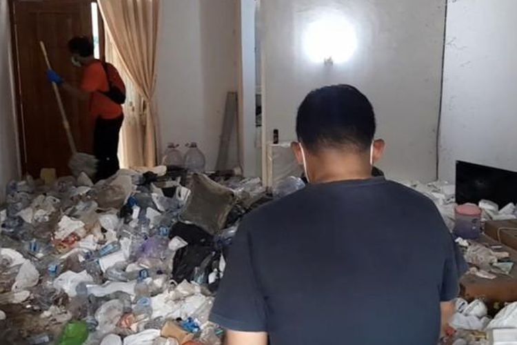 RUMAH PENUH SAMPAH. Petugas dan warga melihat kondisi di dalam rumah YL (50) di Dukuh Cacah, Desa Sukoharjo, Pati, yang dipenuhi gunungan sampah, Sabtu (25/10/2025). YL ditemukan tewas di dalam rumahnya setelah warga curiga dengan bau busuk yang muncul selama empat hari terakhir. 