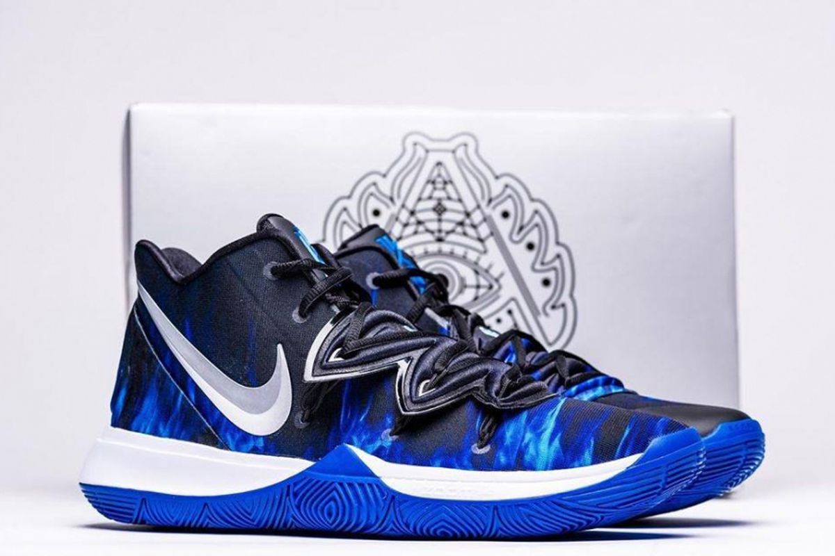 Varian terbaru Nike Kyrie 5 dipersembahkan untuk tim Duke Blue Devils dari Duke University, tim NCAA di mana Kyrie Irving berasal. 