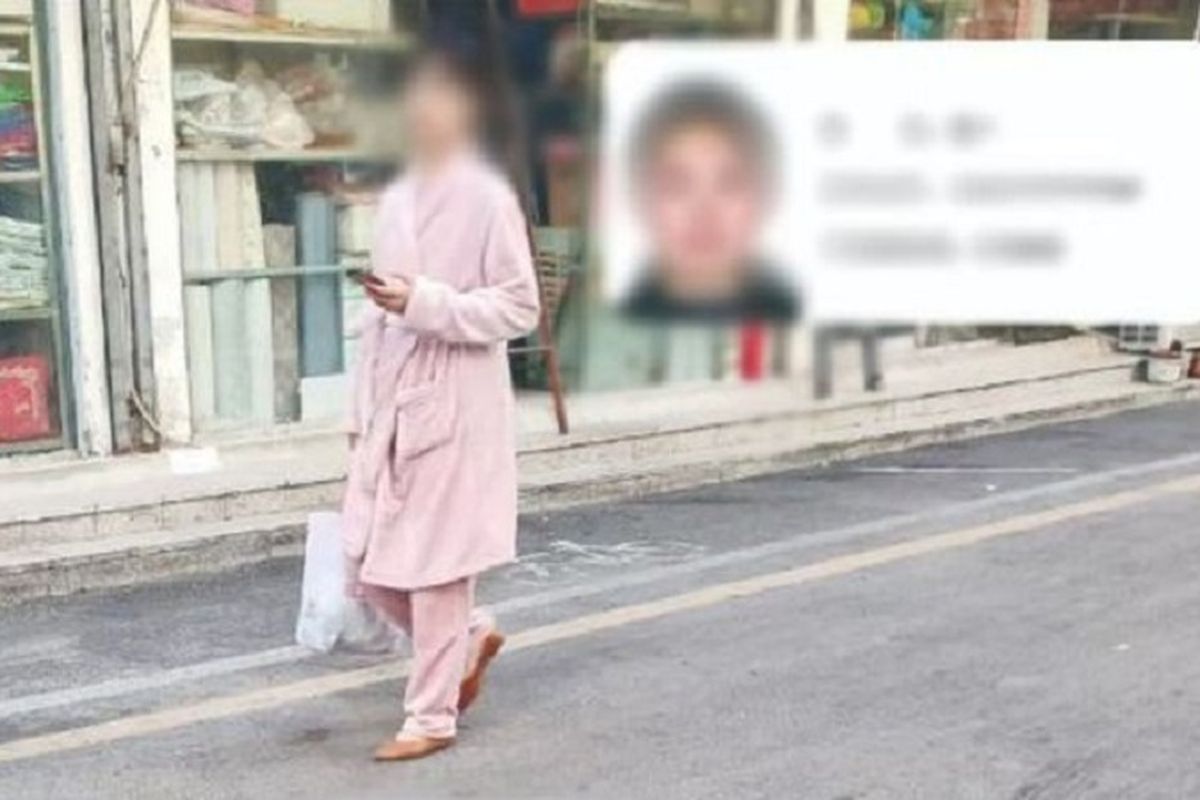 Potongan rekaman CCTV memperlihatkan seorang perempuan yang berjalan mengenakan piyama, lengkap dengan identitasnya. Kota di China harus meminta maaf setelah kebijakan mereka dikecam netizen, dan dianggap mempermalukan orang.
