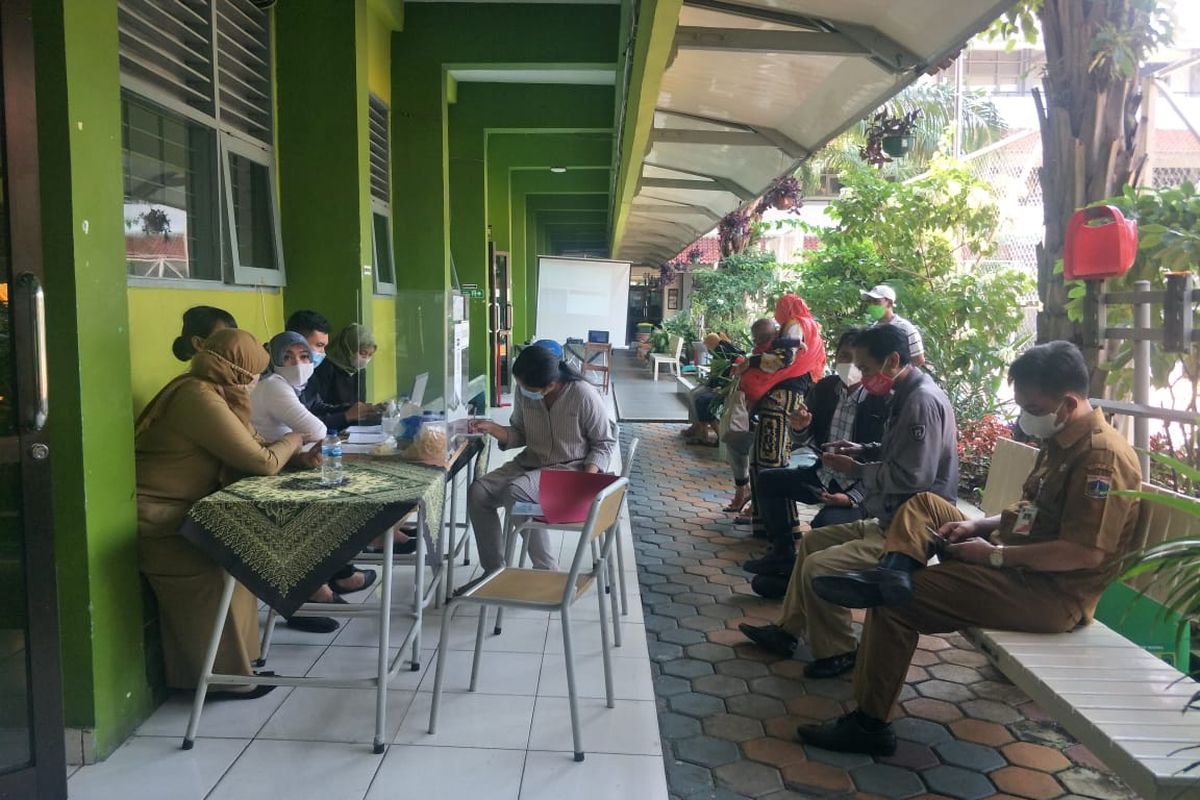 Para orangtua yang hendak berkonsultasi sedang mengantre di Posko PPDB SMAN Pademangan, Jakarta Utara, Senin (7/6/2021). 