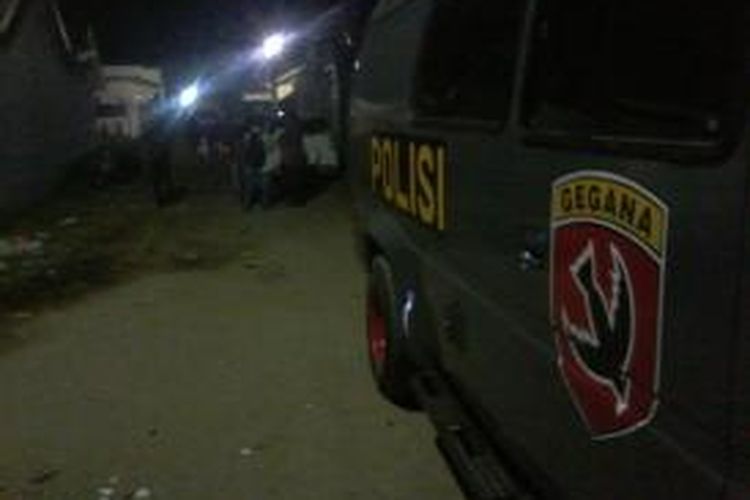 Tim Gegana Brimob Polda Sulselbar melakukan penyelidikan di lokasi ledakan di Perumahan Puri Pattene Permai Blok C No 10.