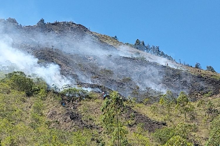 Foto : Kebakaran Lahan di Lereng Gunung Batur Bali Capai 9,8 Hektare  Halaman 1