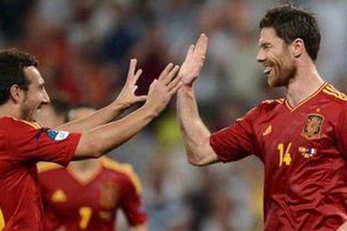 Gelandang tim nasional Spanyol, Xabi Alonso (kanan) berkunjung ke Indonesia.
