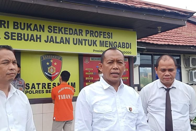 Seorang guru honorer asal Kabupaten Bengkayang, Kalimantan Barat (Kalbar) berinisial LA (32) ditangkap polisi atas dugaan pencabulan remaja putri berusia 17 tahun. Korban tak lain adalah muridnya sendiri. 
