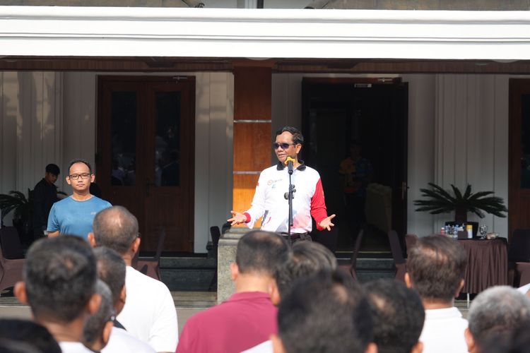 Menteri Koordinator Bidang Politik, Hukum, dan Keamanan (Menko Polhukam) Mahfud MD  dalam apel di Kantor Kemenko Polhukam, Jakarta, Jumat (20/10/2023)