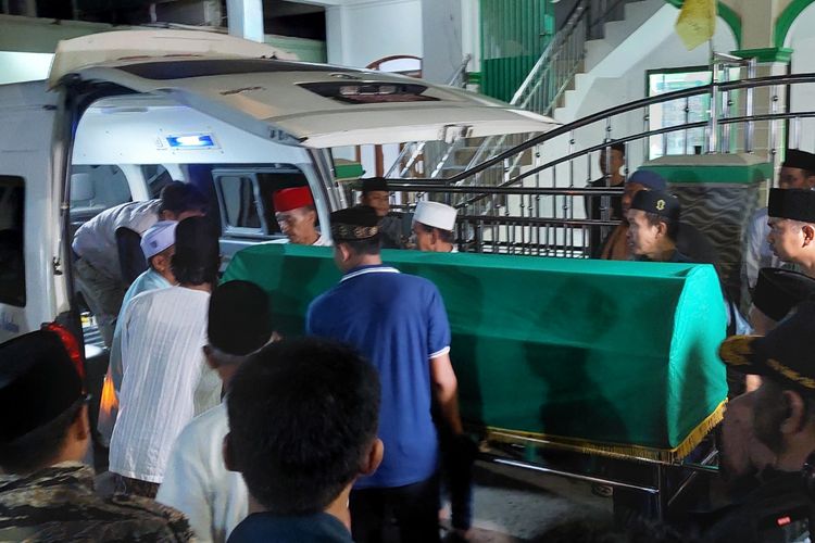 Jenazah Maja (58), korban kecelakaan bus di Objek Wisata Pemandian Air Panas Guci, Tegal, Jawa Tengah, saat tiba di kediamannya di Serpong Utara, Tangerang Selatan, Senin (8/5/2023) dini hari.