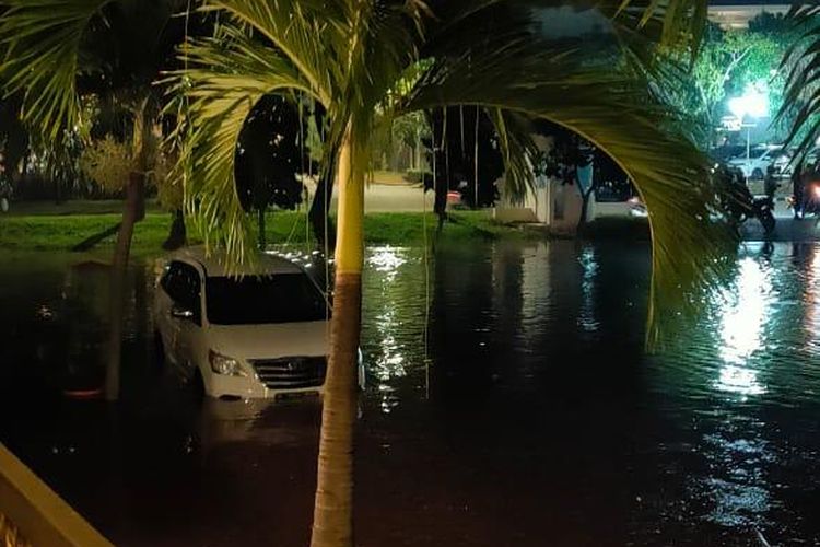 Banjir rob di Jakarta Utara membuat beberapa kendaraan terendam air laut