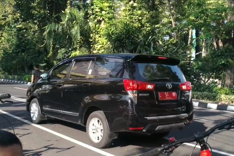 Mobil pelat merah dengan nopol L 51 NP menerobos masuk ke area Car free Day (CFD) di Jalan Darmo, Surabaya, pada Minggu (22/5/2022)