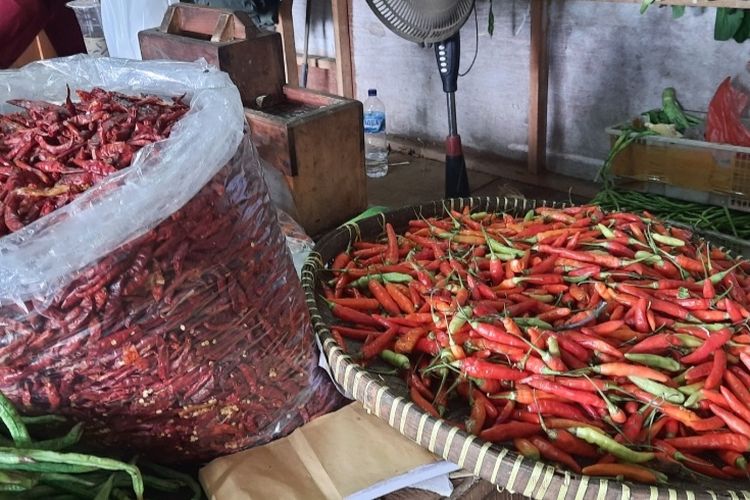 Harga cabai di Pasar Kramatjati, Jakarta Timur, mulai turun usai Hari Raya Idul Adha 1443 Hijriah. Kini, harga cabai rawit merah dan cabai keriting merah sama-sama Rp 100.000 per kilogram. Foto diambil pada Kamis (14/7/2022).