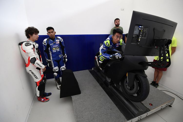 Faeroz sedang berlatih di simulator race di VR46 Master Camp