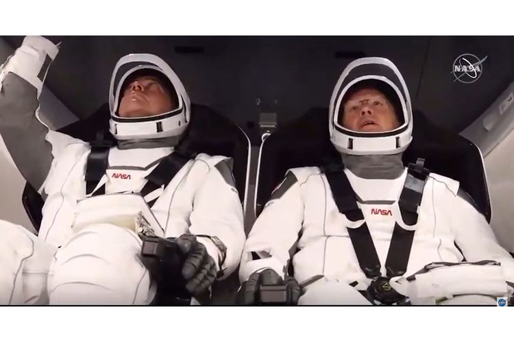 Astronot NASA Bob Behnken (kiri) dan Doug Hurley berada di kapsul Roket SpaceX Crew Dragon di Kennedy Space Center di Florida, AS, menjelang peluncuran mereka, Jumat (30/5/2020) atau Sabtu (31/5/2020) waktu Indonesia. NASA meluncurkan dua astronotnya ke Stasiun Luar Angkasa Internasional (ISS) pada hari ini, yang merupakan peluncuran pertama astronot ke orbit oleh pihak swasta dan pesawat luar angkasa berawak pertama NASA dari AS dalam 9 tahun terakhir.